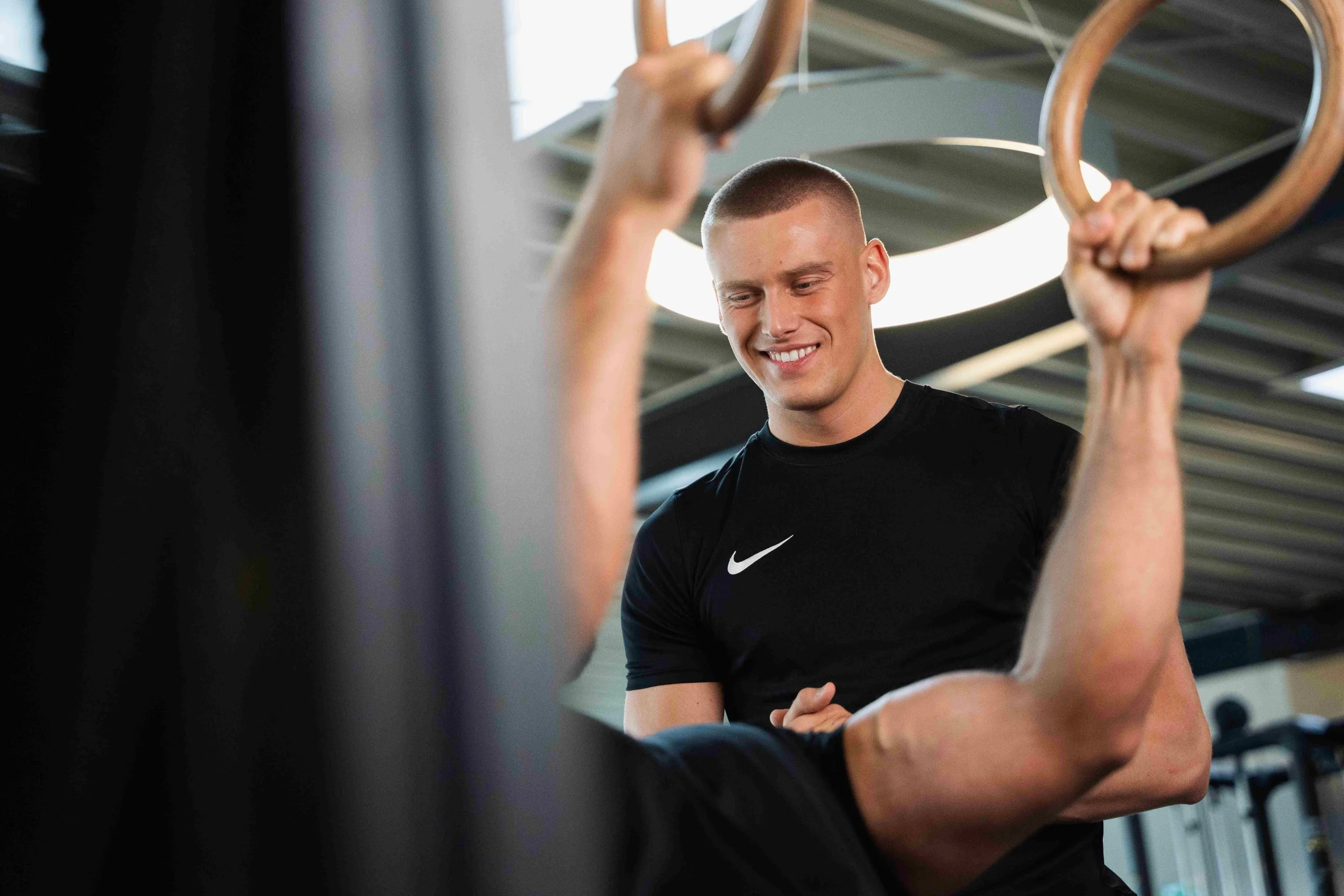 Training an den Ringen bei SkyFit
