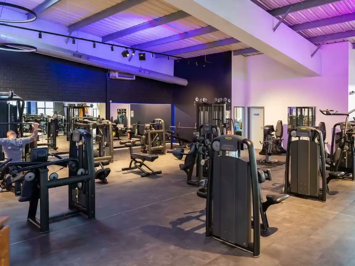 SkyFit Studio am Abend