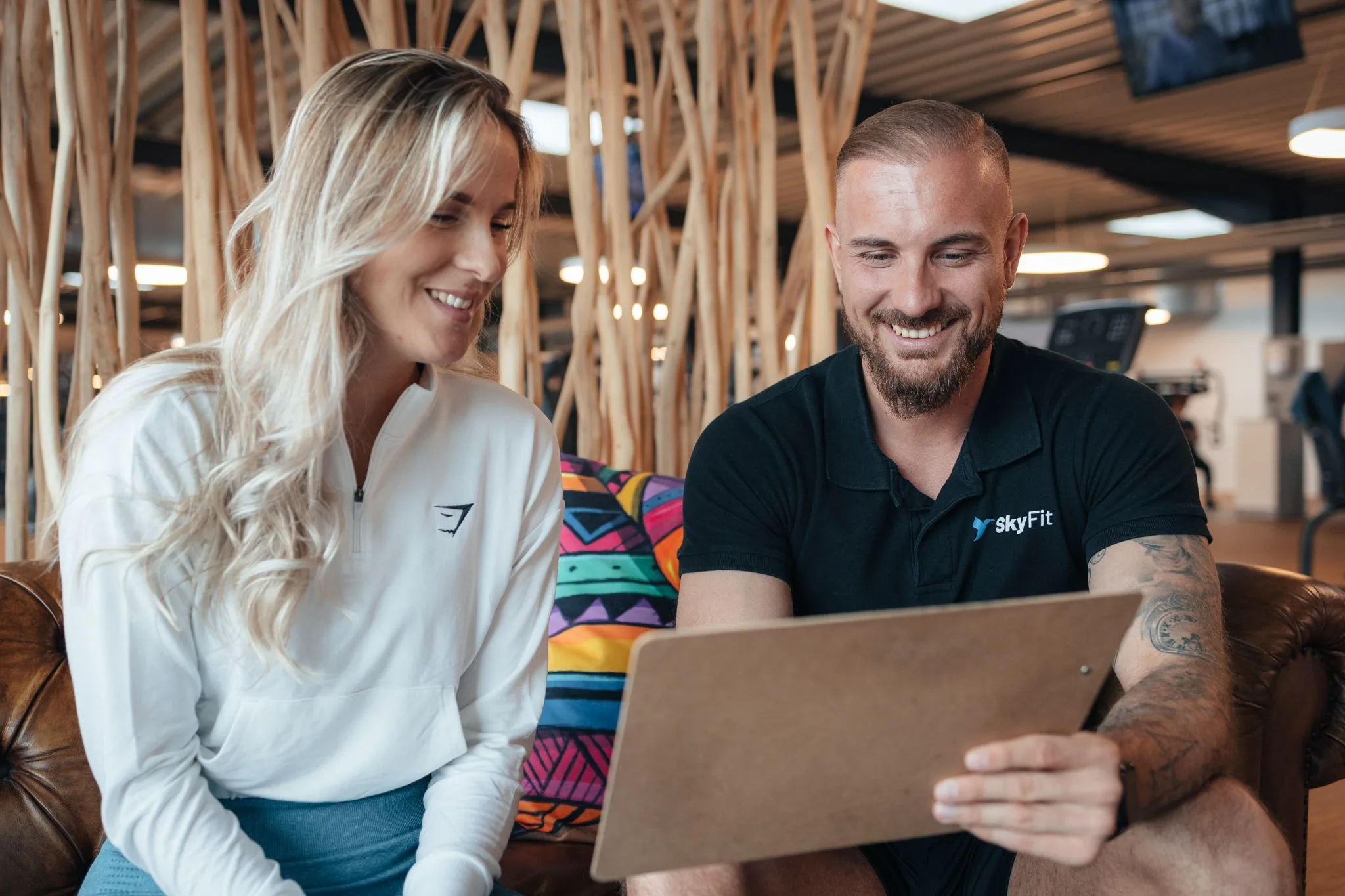 SkyFit Team berät ein Mitglied